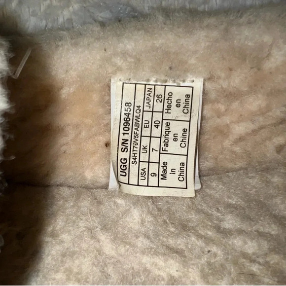 UGG HAILEY METALLIC PLATINUM GOLD SLIPPERS 
SIZE 9 - Picture 3 of 6